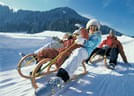 KAM-000085-Familie-beim-Rodeln-Archiv-Kitzbueheler-Alpen-Brixental